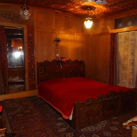 Houseboat Moon Of Kashmir Ξενοδοχείο Σριναγκάρ Δωμάτιο φωτογραφία