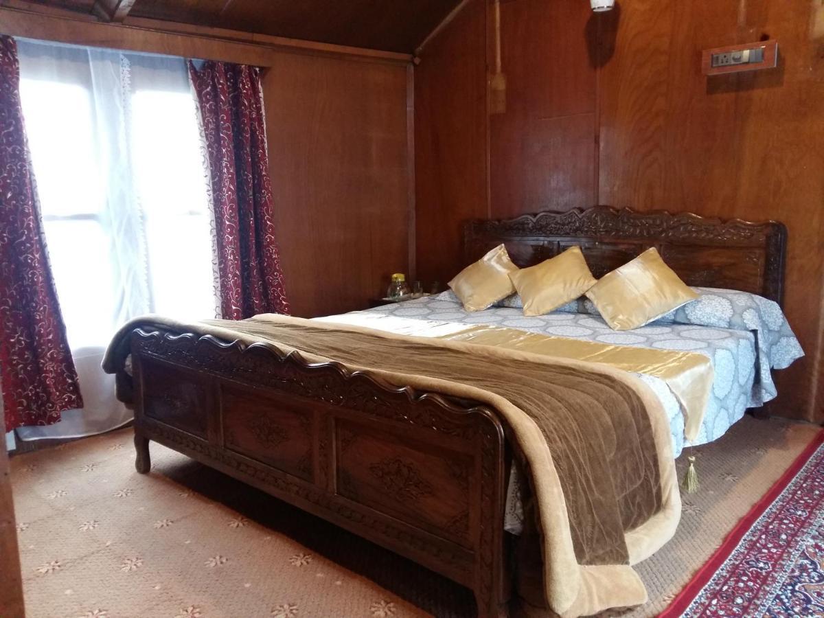 Houseboat Moon Of Kashmir Ξενοδοχείο Σριναγκάρ Εξωτερικό φωτογραφία
