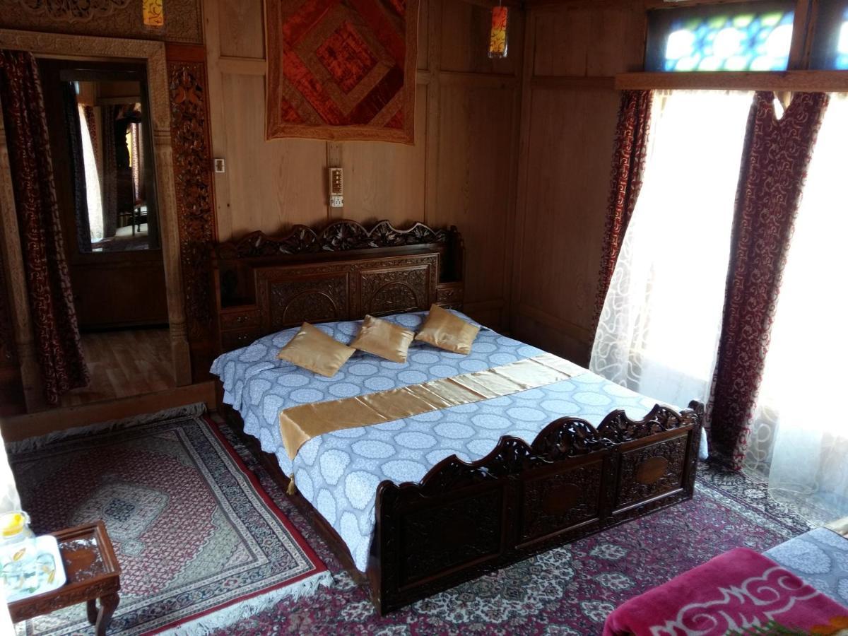 Houseboat Moon Of Kashmir Ξενοδοχείο Σριναγκάρ Εξωτερικό φωτογραφία