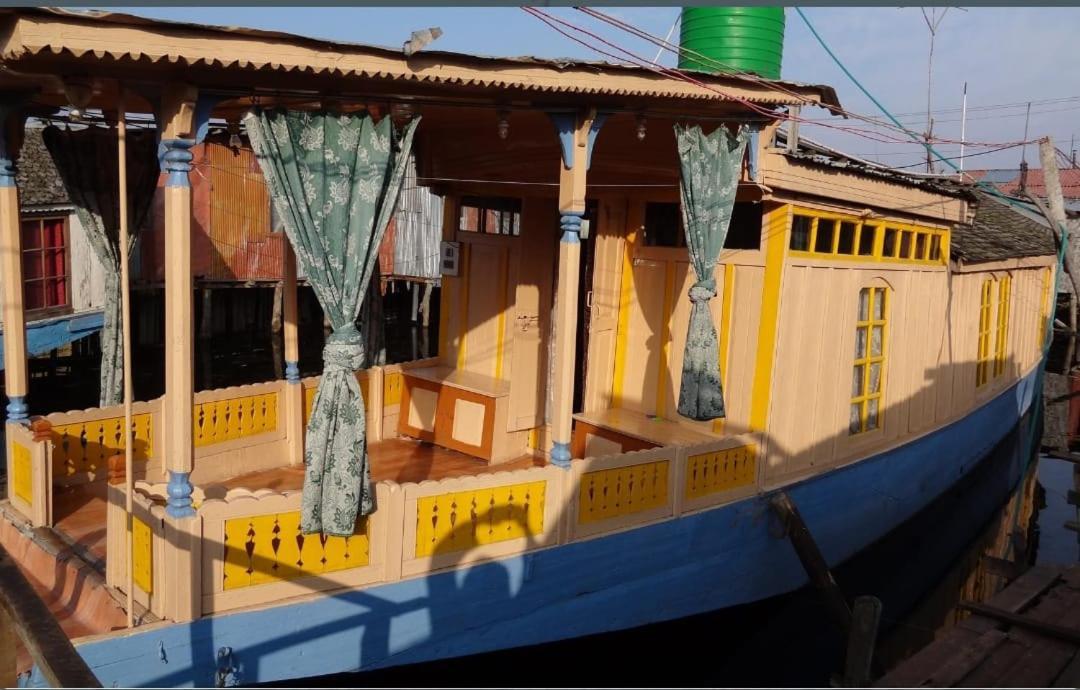 Houseboat Moon Of Kashmir Ξενοδοχείο Σριναγκάρ Εξωτερικό φωτογραφία