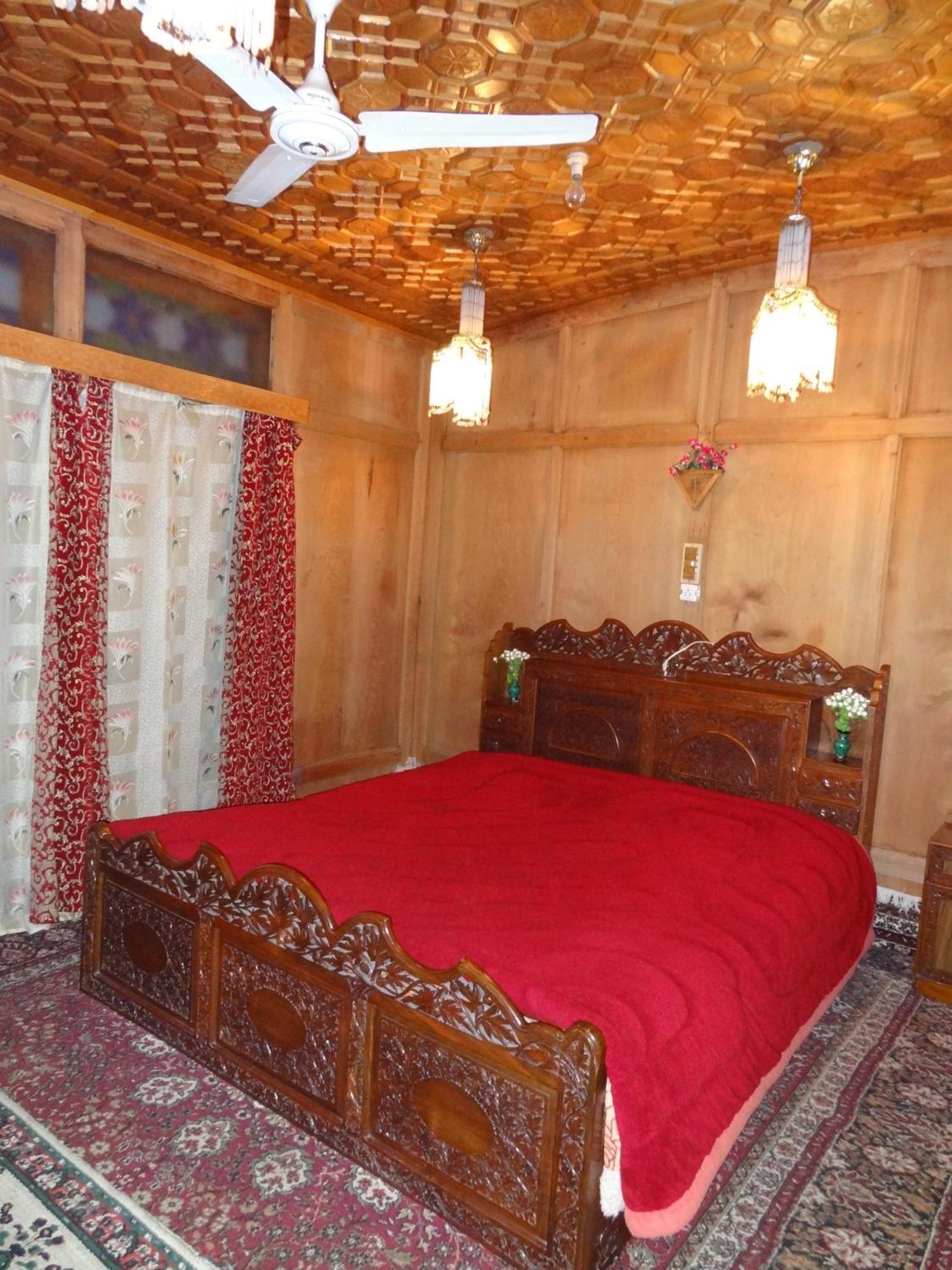 Houseboat Moon Of Kashmir Ξενοδοχείο Σριναγκάρ Δωμάτιο φωτογραφία