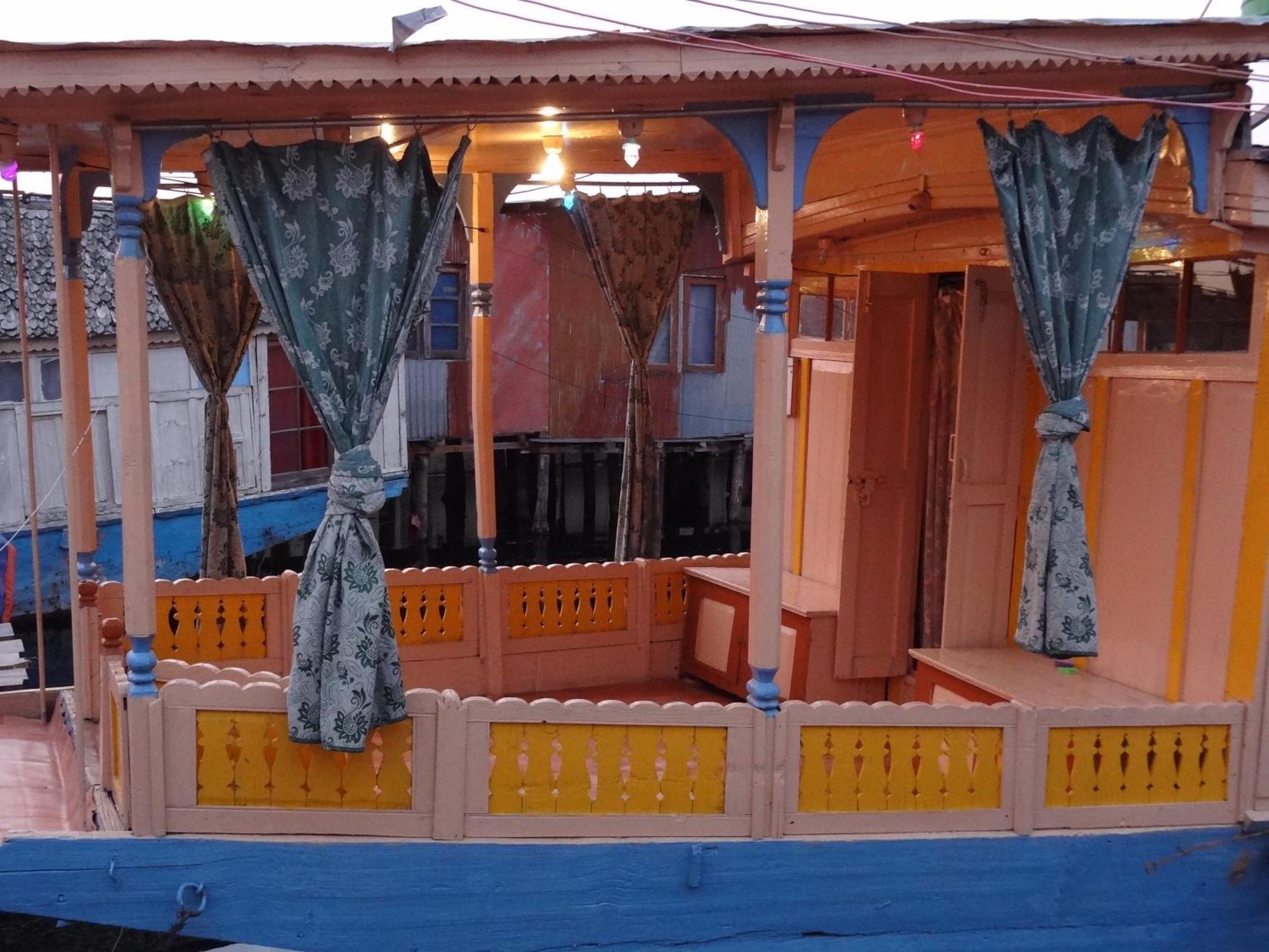 Houseboat Moon Of Kashmir Ξενοδοχείο Σριναγκάρ Δωμάτιο φωτογραφία