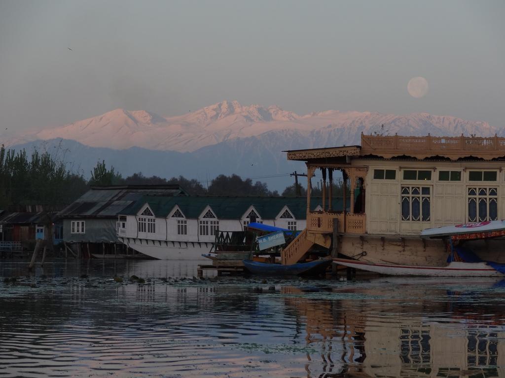Houseboat Moon Of Kashmir Ξενοδοχείο Σριναγκάρ Εξωτερικό φωτογραφία