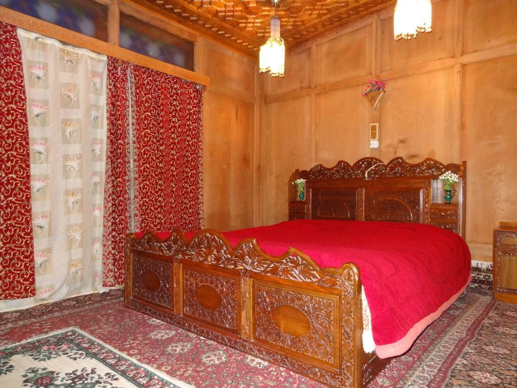 Houseboat Moon Of Kashmir Ξενοδοχείο Σριναγκάρ Δωμάτιο φωτογραφία