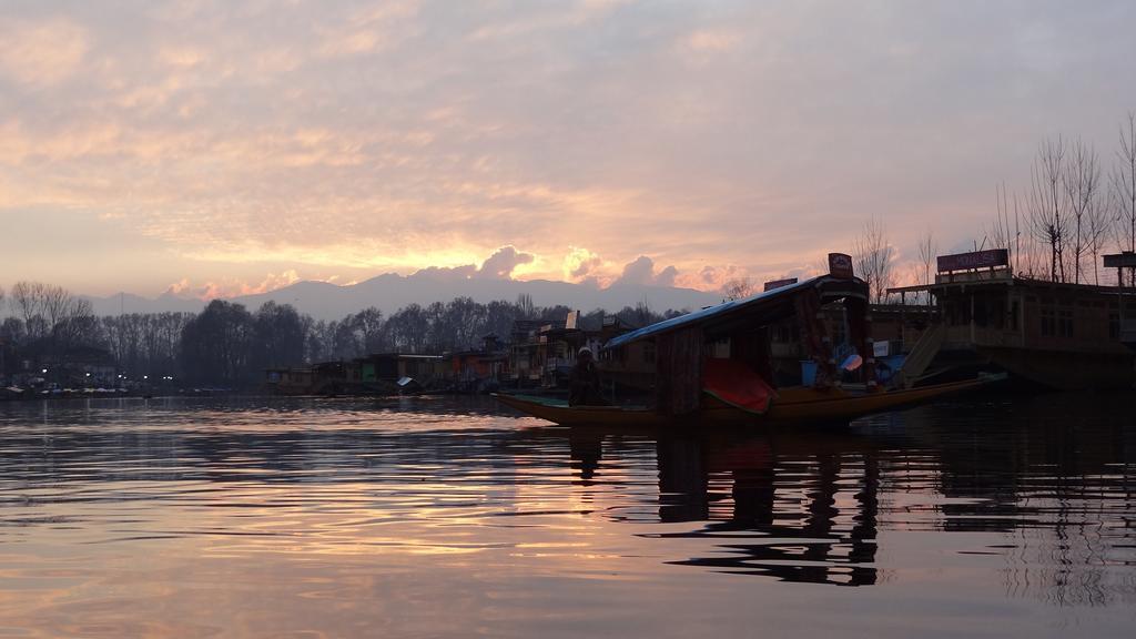 Houseboat Moon Of Kashmir Ξενοδοχείο Σριναγκάρ Εξωτερικό φωτογραφία
