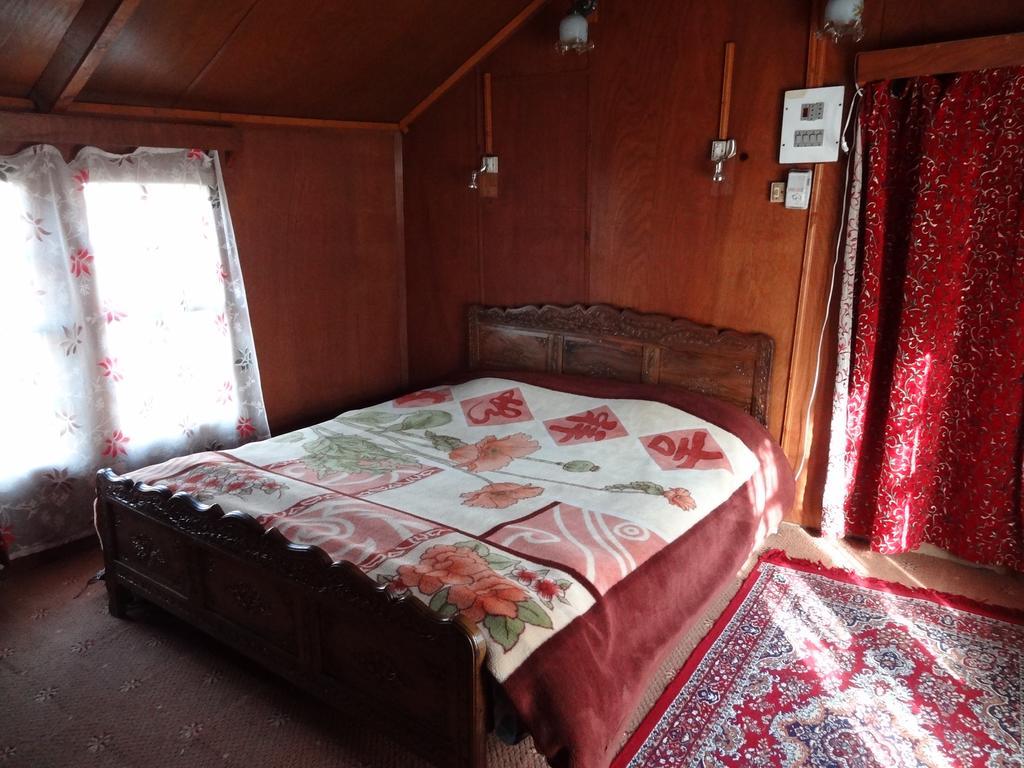 Houseboat Moon Of Kashmir Ξενοδοχείο Σριναγκάρ Δωμάτιο φωτογραφία