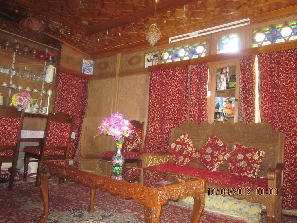 Houseboat Moon Of Kashmir Ξενοδοχείο Σριναγκάρ Εξωτερικό φωτογραφία