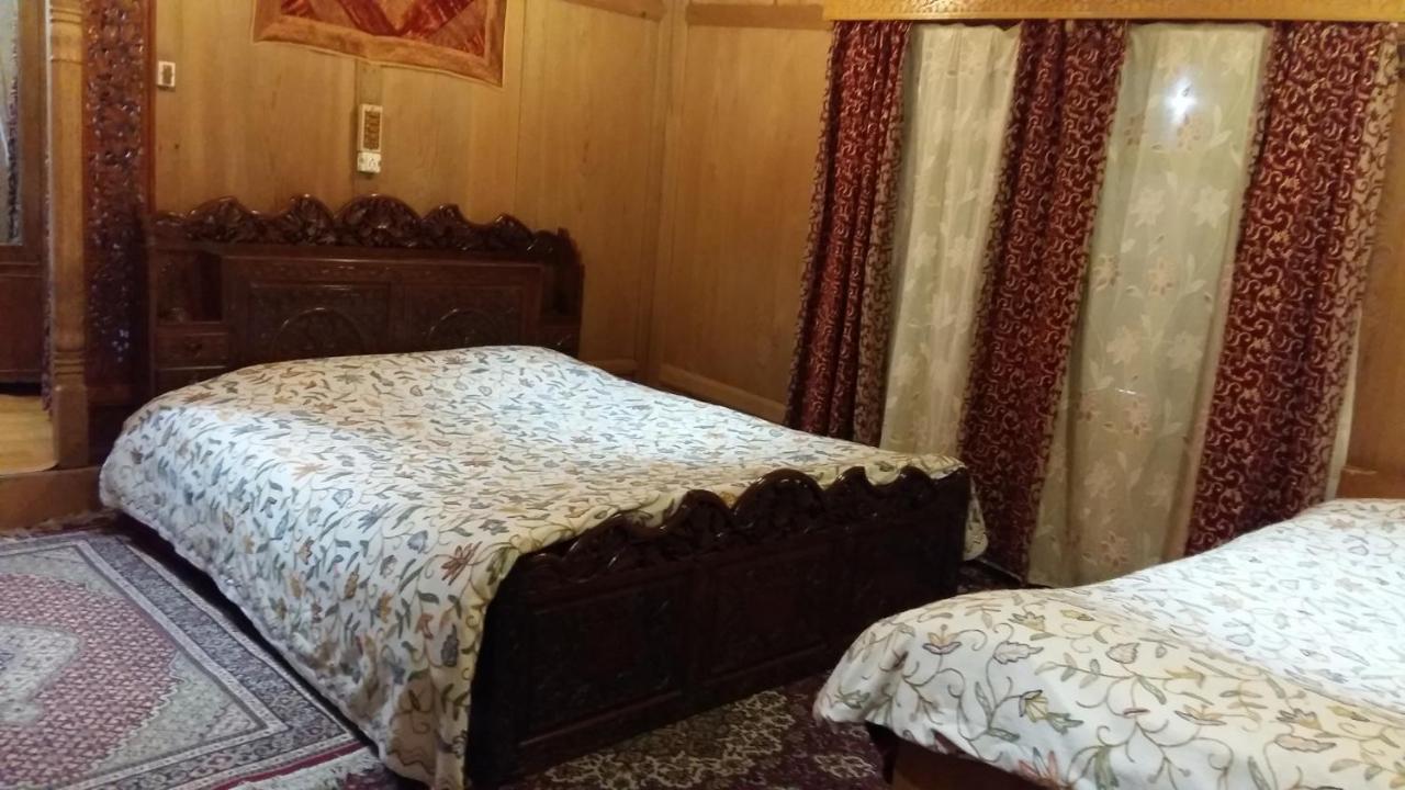 Houseboat Moon Of Kashmir Ξενοδοχείο Σριναγκάρ Εξωτερικό φωτογραφία